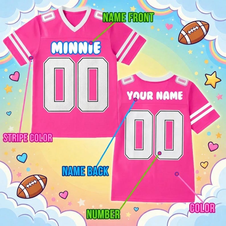 Puede incluir: Una camiseta de f&uacute;tbol rosa brillante con rayas blancas y el n&uacute;mero "00". La parte delantera de la camiseta dice "MINNIE" y la trasera "YOUR NAME". El dise&ntilde;o incluye corazones, estrellas y balones de f&uacute;tbol americano.