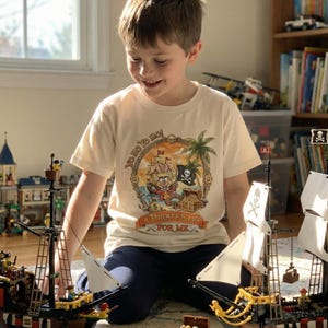 Pu&ograve; includere: Una tazza di ceramica bianca con manico nero e la scritta "But First, Coffee" in grassetto nero. La tazza &egrave; posta su uno sfondo sfocato. La tazza misura circa 10 cm di altezza.