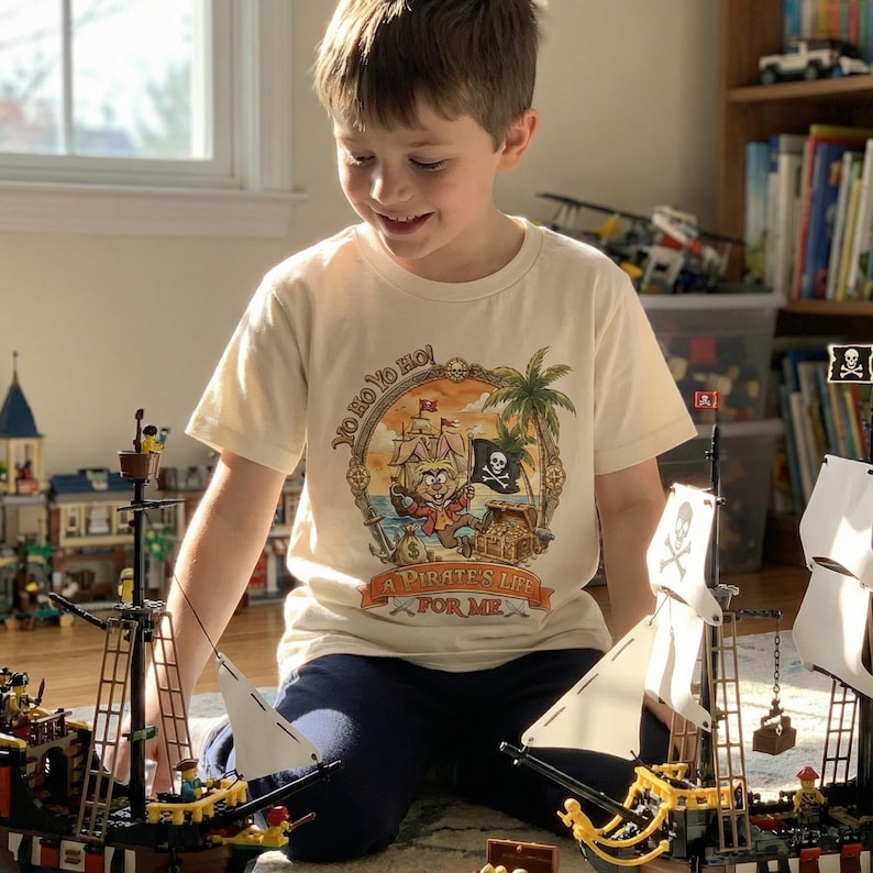 Pu&ograve; includere: Una tazza di ceramica bianca con manico nero e la scritta "But First, Coffee" in grassetto nero. La tazza &egrave; posta su uno sfondo sfocato. La tazza misura circa 10 cm di altezza.