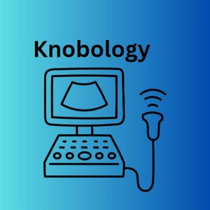 Puede incluir: Una ilustración en blanco y negro de una máquina de ultrasonido con un monitor que muestra una imagen fetal. La máquina tiene un teclado y una sonda con un cable. El texto "Knobology" está escrito encima de la máquina.