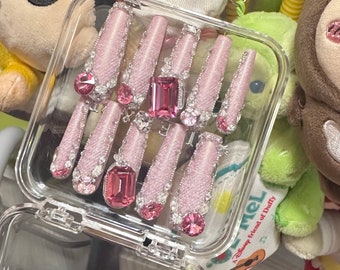 Clavos prensados hechos a mano