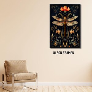 Pode incluir: Impressão artística emoldurada em preto com uma ilustração detalhada de uma libélula com asas intrincadas e elementos florais em um fundo escuro. A obra de arte tem um estilo vintage.
