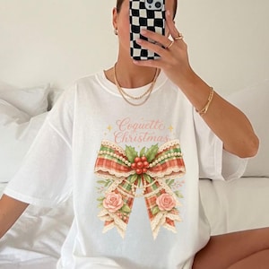 Camisa navideña Coquette de colores cómodos: camiseta festiva para mujer