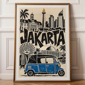 Può includere: Un poster incorniciato con un'illustrazione stilizzata di Giacarta con la parola JAKARTA in grandi lettere nere. La stampa include un veicolo blu a tre ruote, una figura tradizionale, il Monumento Nazionale e grattacieli neri.