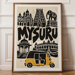Może przedstawiać: Oprawiony wydruk artystyczny z napisem MYSURU pogrubionymi czarnymi literami. Projekt zawiera czarne ilustracje tuszem przedstawiające zabytki architektury i słonia, z żółto-czarną rikszą na dole na kremowym tle.