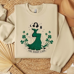 Chemise drôle de la Saint-Patrick, T-shirt irlandais, T-shirt de carte de tarot The Sassy Lass, Chemise porte-bonheur, T-shirt Shamrock, cadeau de la Saint-Patrick