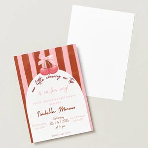 Może przedstawiać: Prostokątne zaproszenie na baby shower w pionowe ciemnoczerwone i jasnoróżowe paski. Projekt zawiera biały łuk z dwiema czerwonymi wiśniami przewiązanymi jasnoróżową kokardką oraz tekst: our little cherry on top is on her way!