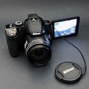 Nikon CoolPix P520 Digital Camera 42x Nikkor ED Glass Super Zoom  Vari-Angle Screen In Box w/ Charger Batteries Exc!