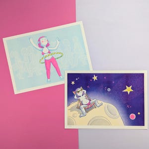 Set mit 2 Risografie-Drucken, Hula Hoop + Auf dem Mond, verfügbare Größen A3, A4, A5. Indie-Wandkunst. Pop-Wohnkultur