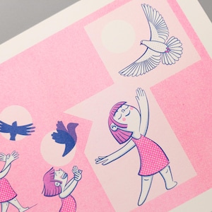 Detalle de lámina impresa en risografía. Volar. Tamaño A4. Tintas rosa fluorescente y azul medio. Una niña juega haciendo sombras en la pared con forma de pájaro.