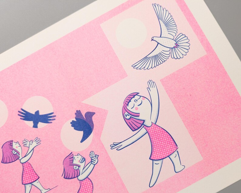 Detalle de lámina impresa en risografía. Volar. Tamaño A4. Tintas rosa fluorescente y azul medio. Una niña juega haciendo sombras en la pared con forma de pájaro.