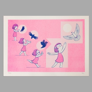 Lámina impresa en risografía. Volar. Tamaño A4. Tintas rosa fluorescente y azul medio. Una niña juega haciendo sombras en la pared con forma de pájaro.