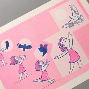 Lámina impresa en risografía. Volar. Tamaño A4. Tintas rosa fluorescente y azul medio. Una niña juega haciendo sombras en la pared con forma de pájaro.