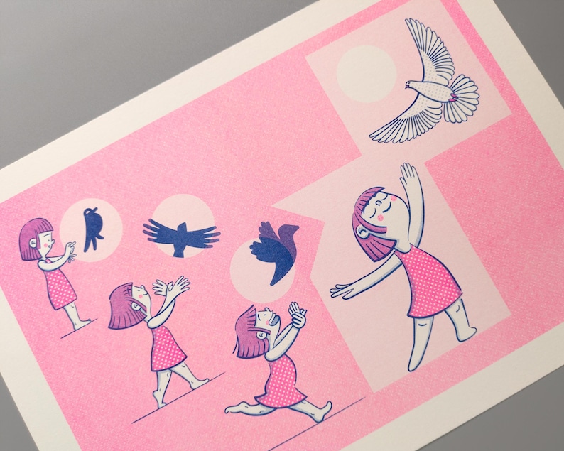 Lámina impresa en risografía. Volar. Tamaño A4. Tintas rosa fluorescente y azul medio. Una niña juega haciendo sombras en la pared con forma de pájaro.