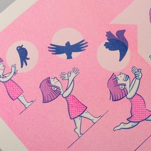 Detalle de lámina impresa en risografía. Volar. Tamaño A4. Tintas rosa fluorescente y azul medio. Una niña juega haciendo sombras en la pared con forma de pájaro.