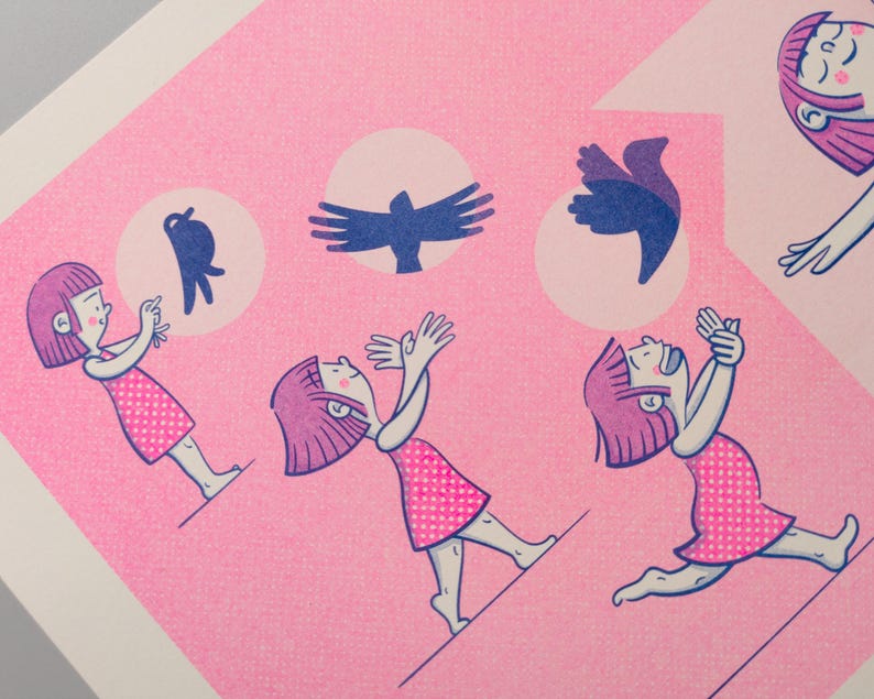 Detalle de lámina impresa en risografía. Volar. Tamaño A4. Tintas rosa fluorescente y azul medio. Una niña juega haciendo sombras en la pared con forma de pájaro.