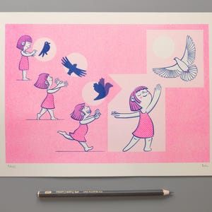 Lámina impresa en risografía. Volar. Tamaño A4. Tintas rosa fluorescente y azul medio. Una niña juega haciendo sombras en la pared con forma de pájaro.
