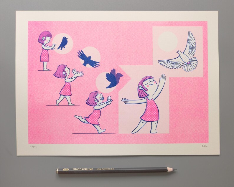 Lámina impresa en risografía. Volar. Tamaño A4. Tintas rosa fluorescente y azul medio. Una niña juega haciendo sombras en la pared con forma de pájaro.