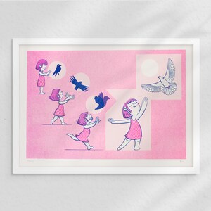 Lámina impresa en risografía. Volar. Tamaño A4. Tintas rosa fluorescente y azul medio. Una niña juega haciendo sombras en la pared con forma de pájaro. Ejemplo con marco no incluido.