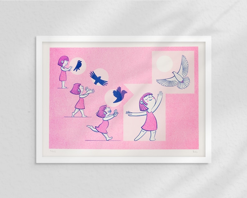 Lámina impresa en risografía. Volar. Tamaño A4. Tintas rosa fluorescente y azul medio. Una niña juega haciendo sombras en la pared con forma de pájaro. Ejemplo con marco no incluido.