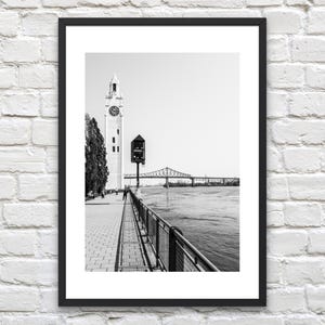 Impression de la tour de l'horloge de Montréal - affiche du Vieux-Montréal - art mural photographie noir et blanc - affiche photo pont rivière Montréal QC, décoration murale