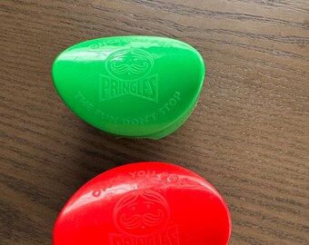 Antyczne zielono-czerwone opakowanie na chipsy Pringles – gdy raz je otworzysz, zabawa się nie skończy