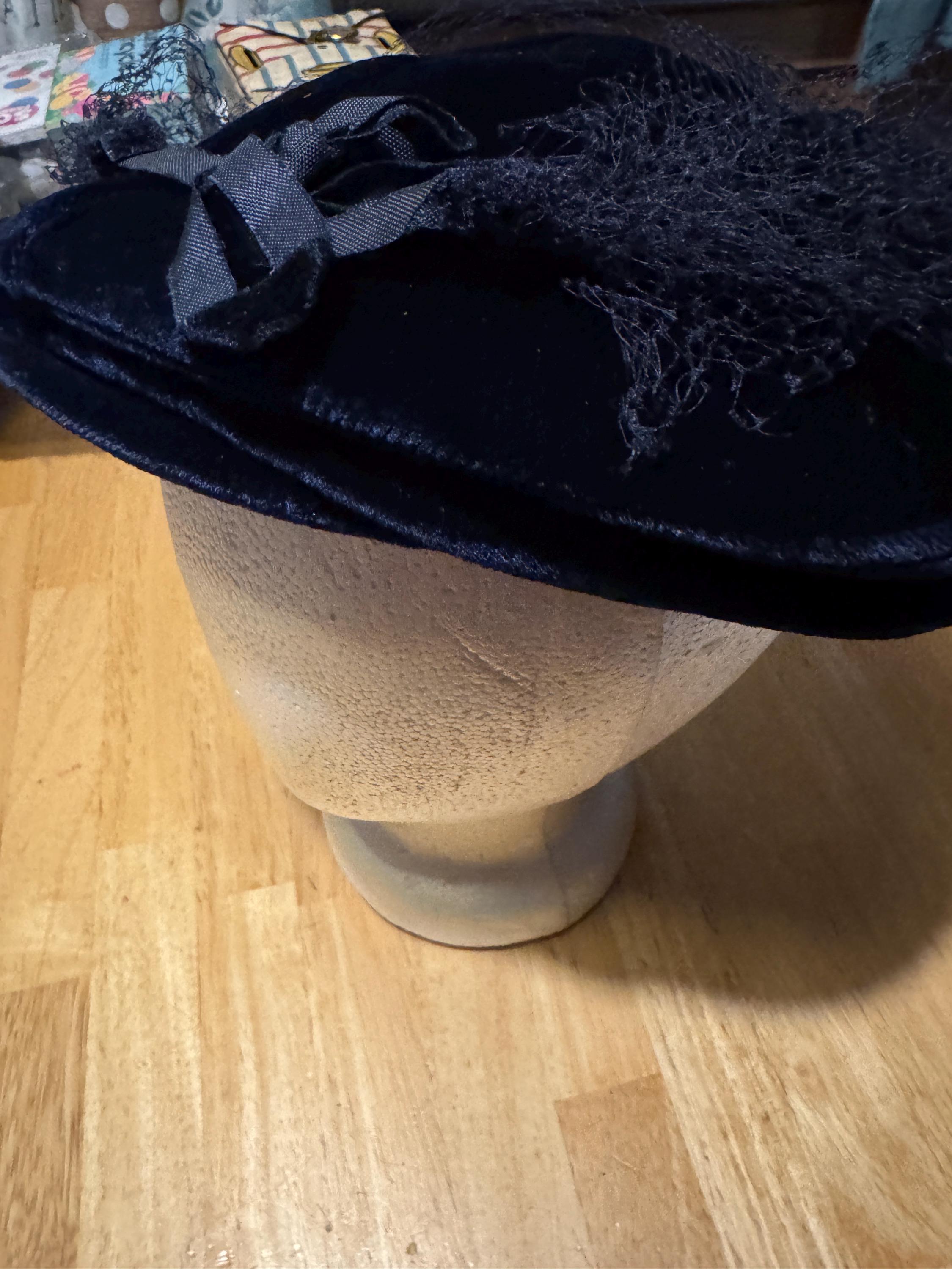 Chapeaux Louise Feather pastel colored 1940s designer vintage hat Louise Original Chapeaux Straw Hat | Sophisticated Summer Look main image 2