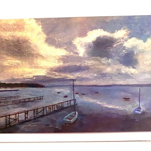 Sobre o mar de Sandbanks. Um cartão de felicitações exclusivo mostrando uma vista sobre o Porto de Poole, nuvens voando sobre o mar e veleiros balançando