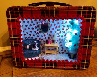 Adorable Handmade Lighted Vintage Red Plaid Lunchbox Christmas Diorama