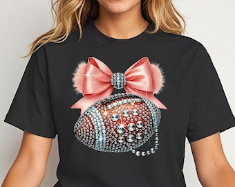 Bling Fußball T-Shirt | Strass Fußball und Bogen Graphic Tee | Game Day Shirt für Frauen | Glitzerndes Sport-Fan-Shirt | Personalisiertes T-Shirt