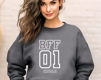 Bluza z nadrukiem BFF 01 z niestandardową nazwą - Najlepszy przyjaciel Pasujący strój - Spersonalizowany prezent z okrągłym dekoltem - Odzież przyjacielska - Przytulny sweter unisex