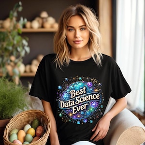 Può includere: Una maglietta nera con un design grafico colorato che presenta una sfera con il testo "Best Data Science Ever" su uno stendardo.