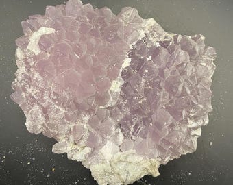 A Heart-shaped Amethyst Cluster with UV-reactive Calcite - Rare Find - from San Vicente mine, Guanajuato, Mexico