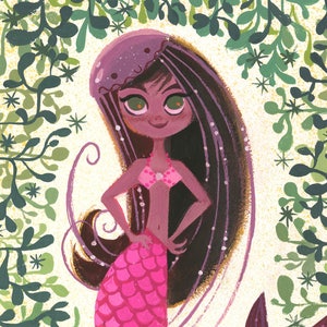 Peut inclure: Une illustration fantaisiste d'une sirène aux longs cheveux noirs, une queue rose et un soutien-gorge en coquillage. La sirène est entourée de vignes vertes feuillues et d'étoiles blanches.