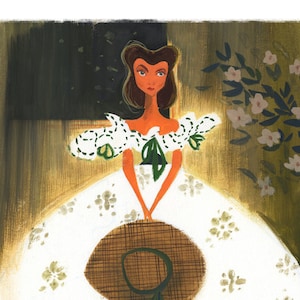 Peut inclure: Une femme en robe blanche brodée de fleurs se tient dans un jardin. Elle tient un chapeau de paille brun devant elle. L'arrière-plan est vert foncé avec des fleurs blanches.