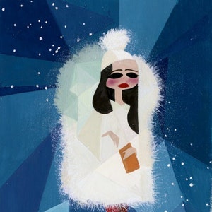 Peut inclure: Une femme en manteau blanc et bottes rouges se tient dans un paysage géométrique bleu et blanc enneigé. Elle porte un chapeau blanc avec un pompon et tient une petite bourse orange. L'arrière-plan est une représentation stylisée d'une nuit enneigée.