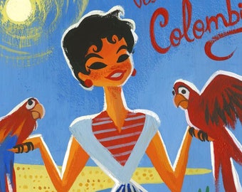 Può includere: Illustrazione vintage che promuove la Colombia. Raffigura una donna con un vestito a righe che tiene due pappagalli rossi, con la scritta "Visit Colombia". La scena è ambientata su una spiaggia con palme e un sole.