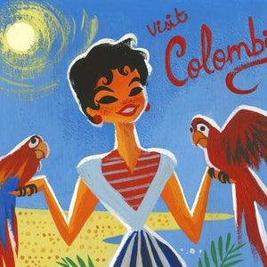 Peut inclure: Illustration de style vintage pour la Colombie. Elle représente une femme en robe rayée tenant deux perroquets rouges, avec l'inscription "Visit Colombia". La scène se déroule sur une plage avec des palmiers et un soleil.