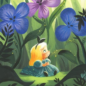 Peut inclure: Une fille aux cheveux blonds portant une robe bleue est assise dans un champ d'herbe verte et de fleurs bleues et violettes. La fille regarde vers la droite. Les fleurs ont des visages heureux.