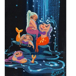 Peut inclure: Une peinture représentant quatre sirènes assises sur un rocher sous une cascade. Les sirènes sont toutes de couleurs différentes et ont des expressions différentes sur leurs visages. La cascade est bleue et blanche et il y a des bulles qui en sortent. L'arrière-plan est noir.