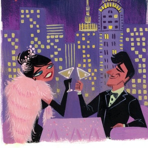 Peut inclure: Une peinture d'un couple se portant un toast avec des cocktails devant un paysage urbain avec une pleine lune et le mot "NEW YORK" en lettres rouges.