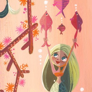 Peut inclure: Deux sirènes aux cheveux longs et flottants tiennent des poissons roses et violets. Elles sont entourées de coraux et de bulles sur un fond rose. L'image est signée "Sorely Bone".