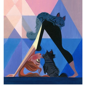 Peut inclure: Une femme en position de chien tête en bas en yoga avec deux chats, l'un dormant sur ses jambes et l'autre assis devant elle. L'arrière-plan est un motif géométrique de triangles roses, bleus et jaunes.