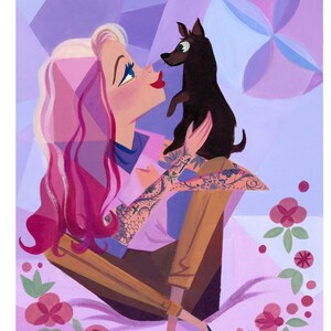 Peut inclure: Une femme aux cheveux roses et tatouée tient un petit chien noir. La femme porte une chemise blanche et a un fond rose derrière elle. Le chien regarde la femme.