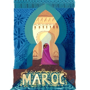 Peut inclure: Une illustration colorée d'une femme en robe violette debout dans une porte avec des motifs de carreaux bleus et dorés. Le mot "MAROC" est écrit en lettres dorées en bas de l'image.