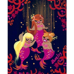 Peut inclure: Trois sirènes aux queues roses et aux cheveux de couleurs différentes nagent dans une mer bleu foncé avec du corail rouge et des paillettes dorées. La signature "Shorelay" est dans le coin inférieur droit.