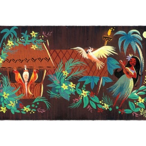 Peut inclure: Une peinture représentant une scène tropicale avec une hutte en chaume, des palmiers, des fleurs et une femme jouant de l'ukulele. Deux perroquets sont perchés sur une balustrade devant la hutte, et un cacatoès blanc vole au-dessus. La peinture est signée "Lorelay Bove" dans le coin inférieur droit.