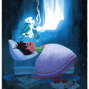 Peut inclure: Une illustration bleue et violette d'un jeune endormi dans un lit avec une figure bleue brillante qui plane au-dessus de lui. La figure a un nœud blanc dans les cheveux et est entourée d'une lueur bleue. L'arrière-plan est bleu foncé avec des étoiles blanches.