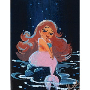 Peut inclure: Une peinture d'une sirène aux longs cheveux roux assise sur un rocher dans l'océan. La sirène porte une queue rose et a les yeux fermés. L'arrière-plan est bleu foncé avec des points blancs.