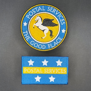 Op de afbeelding: Twee geborduurde patches met de tekst "Postal Services" en een gevleugeld paard met de tekst "The Good Place".